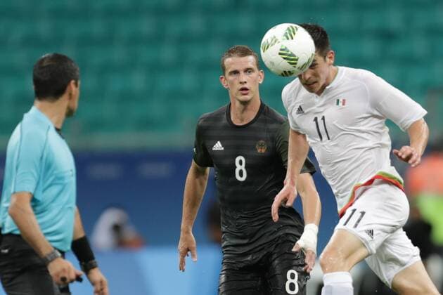 Mexico s Marco Bueno (R) in action before Germany s Lars Bender (L) during an Olympic Games Olympische Spiele Olympia OS Rio 2016 men s first round Group C match between Mexico and Germany at Fonte Nova Arena in Salvador, Brazil, 4 August 2016. MEXICO VS GERMANY !ACHTUNG: NUR REDAKTIONELLE NUTZUNG!  BRA028 20160804-636059491388774102