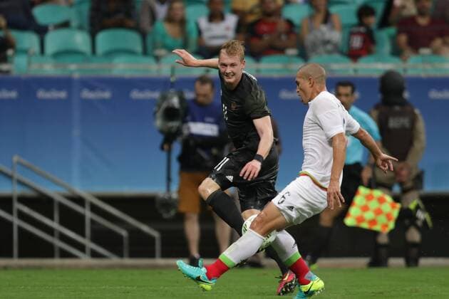 Mexico s Jorge Torres (R) in action before Germany s Julian Brandt (L) during an Olympic Games Olympische Spiele Olympia OS Rio 2016 men s first round Group C match between Mexico and Germany at Fonte Nova Arena in Salvador, Brazil, 4 August 2016. MEXICO VS GERMANY !ACHTUNG: NUR REDAKTIONELLE NUTZUNG!  BRA030 20160804-636059491477226102