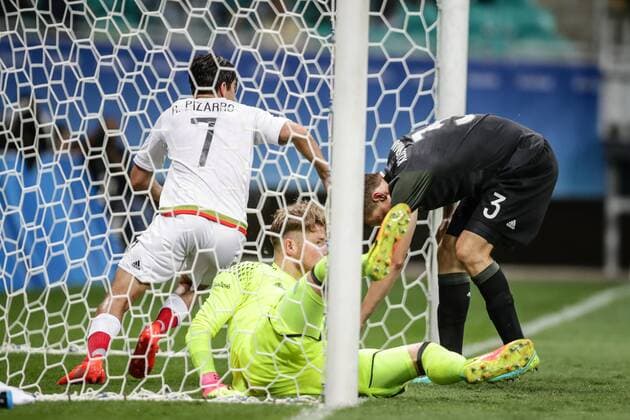 Rio 2016, Fußball, Deutschland - Mexiko Mexico s Rodolfo Pizarro (L) celebrates a goal before Germany during an Olympic Games Olympische Spiele Olympia OS Rio 2016 men s first round Group C match at Fonte Nova Arena in Salvador, Brazil, 4 August 2016. MEXICO VS GERMANY !ACHTUNG: NUR REDAKTIONELLE NUTZUNG!  BRA035 20160805-636059530640404254