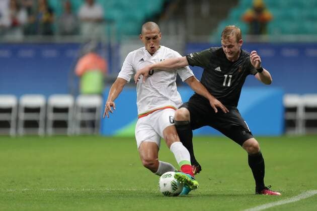 Themen der Woche SPORT Bilder des Tages - SPORT Rio 2016, Fußball, Deutschland - Mexiko Mexico s Jorge Torres (L) in action before Germany s Julian Brandt during an Olympic Games Olympische Spiele Olympia OS Rio 2016 men s first round Group C match at Fonte Nova Arena in Salvador, Brazil, 4 August 2016. MEXICO VS GERMANY !ACHTUNG: NUR REDAKTIONELLE NUTZUNG!  BRA036 20160805-636059533464316254