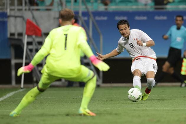 Rio 2016, Fußball, Deutschland - Mexiko Mexico s Erick Torres (R) in action before Germany s Timo Thorn during an Olympic Games Olympische Spiele Olympia OS Rio 2016 men s first round Group C match at Fonte Nova Arena in Salvador, Brazil, 4 August 2016. MEXICO VS GERMANY !ACHTUNG: NUR REDAKTIONELLE NUTZUNG!  BRA037 20160805-636059533475236254