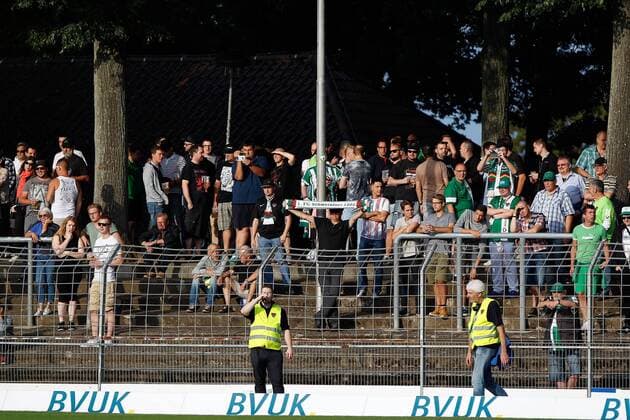 v.li.: Schweinfurter Fans verzichten auf Fahnen und Fanbanner, Protest, Fanprotest, Fussball, Regionalliga Bayern, 1. FC Schweinfurt 05 - SV Seligenporten, xfsx
