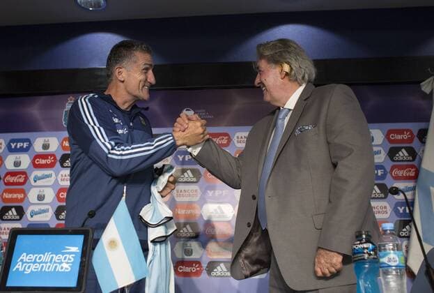 Fußball, Nationalteam Argentinien PK (160806) -- EZEIZA, Aug. 6, 2016 -- Edgardo Bauza (L), head coach of Argentina s national soccer team, shakes hands with President of the Argentine Football Association (AFA) Armando Perez at an AFA press conference PK Pressekonferenz in Ezeiza, Argentina, on Aug. 5, 2016. Bauza was officially announced to run the national team Nationalteam on Aug. 1. Martin Zabala) (mz) (egp) (fnc) (SP)ARGENTINA-EZEIZA-SPORTS-SOCCER e MARTINxZABALA 