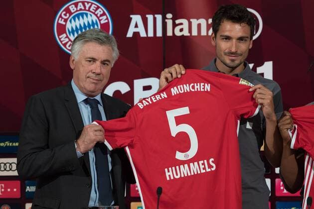 Fußball, Bundesliga, Pressekonferenz, Vorstellung von Mats Hummels und Renato Sanches Im Bild Trainer des FC Bayern München Carlo ANCELOTTI, Mats Hummels (FC Bayern München, 5) präsentieren das Trikot xmfx