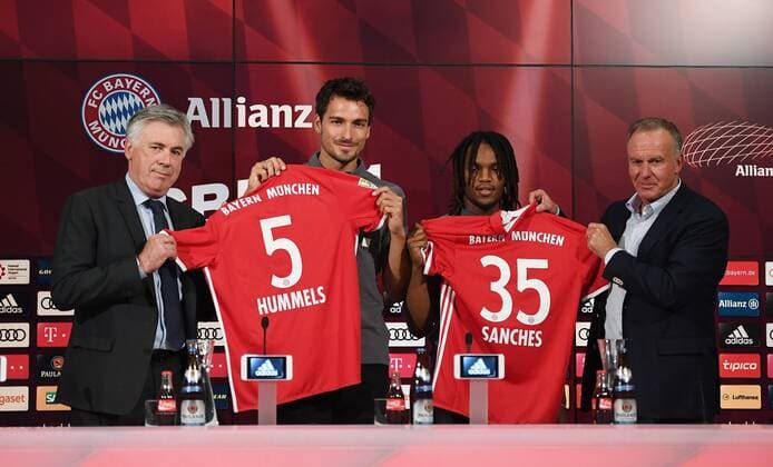 Bilder des Tages - SPORT FUSSBALL 1. BUNDESLIGA SAISON 2016 2017 PK Teampraesentation FC Bayern Muenchen in der Allianz Arena 06.08.2016 Trainer Carlo Ancelotti, Mats Hummels, Renato Sanches und Vorstandsvorsitzender Karl Heinz Rummenigge (v.li) praesentieren die Neuzugaenge Foto: Pressefoto ULMER Markus Ulmer xxNOxMODELxRELEASExx 