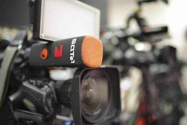 SAT1, Pro7, Fernsehen,Journalisten, TV, Medien, Fotografen , Fernsehuebertagung, Live, Liveuebertragung Presseraum, Presse, Pressezentrum , Interview, Media, Medienzentrum Kameramann, TV, Kamera, Cam, TV-Kamera, Arbeit, Job, Beruf, FC BAYERN MUENCHEN Teampraesentation auch als Facebook Live Stream, Social Media Fussball 1. Bundesliga , Muenchen, am 06.08.2016, xx.Spieltag, Saison 2016 2017, 1.Liga, 1.Bundesliga,FCB