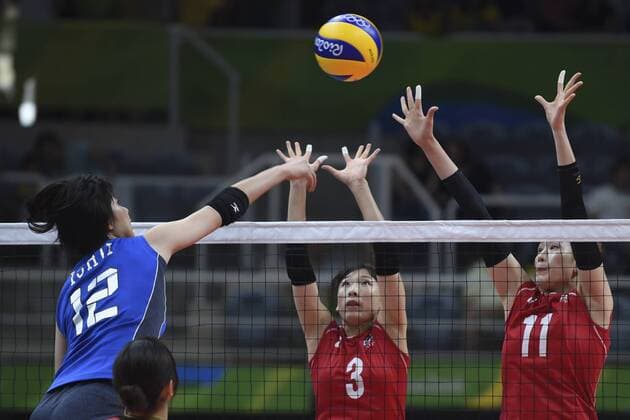 Rio 2016, Volleyball, Damen, Japan Südkorea 2016 Volleyball Olympics RIO DE JANEIRO, RJ - 06.08.2016: 2016 VOLLEYBALL OLYMPICS - ISHII Yuki (JPN), EE Hyo Hee (KOR) and KIM Su Ji during the Volleyball Rio Olympics 2016 held in Maracanãzinho. NOT AVAILABLE FOR LICENSING IN CHINA (Photo: Celso Pupo Fotoarena) x1171737x  CelsoxPupo