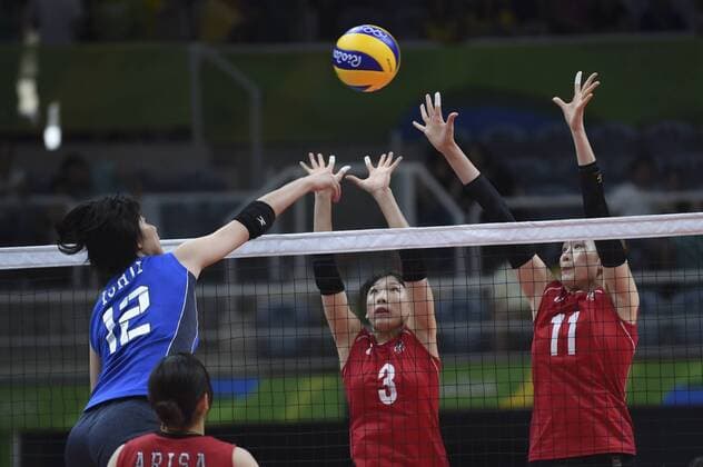 Rio 2016, Volleyball, Damen, Japan Südkorea 2016 Volleyball Olympics RIO DE JANEIRO, RJ - 06.08.2016: 2016 VOLLEYBALL OLYMPICS - ISHII Yuki (JPN), EE Hyo Hee (KOR) and KIM Su Ji during the Volleyball Rio Olympics 2016 held in Maracanãzinho. NOT AVAILABLE FOR LICENSING IN CHINA (Photo: Celso Pupo Fotoarena) x1171739x  CelsoxPupo