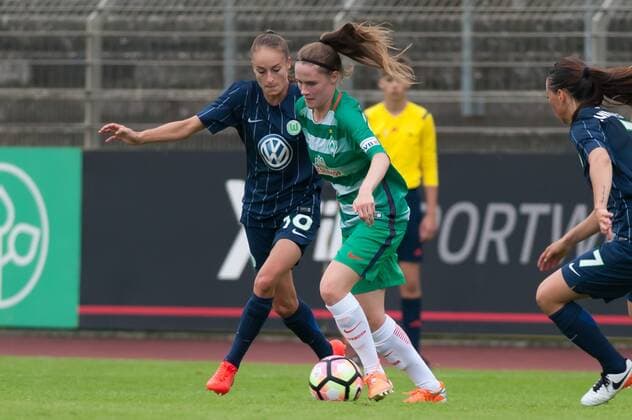 v.li.: Tessa Wullaert (VfL Wolfsburg, 10) im Zweikampf mit Reena Wichmann (SV Werder Bremen, 14), Fussball, Testspiel Frauen, VfL Wolfsburg - SV Werder Bremen, xobx