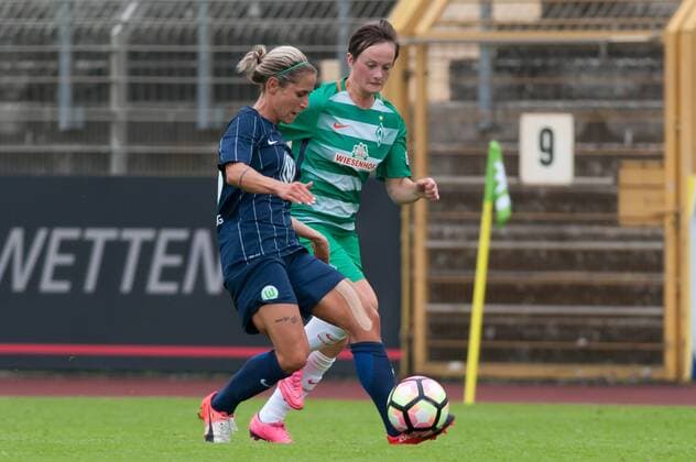v.li.: Anna Blässe (Blasse, Blaesse, VfL Wolfsburg, 9) im Zweikampf mit Maren Wallenhorst (SV Werder Bremen, 25), Fussball, Testspiel Frauen, VfL Wolfsburg - SV Werder Bremen, xobx