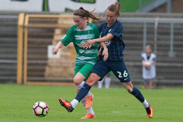 v.li.: Reena Wichmann (SV Werder Bremen, 14) im Zweikampf mit Caroline Graham Hansen (VfL Wolfsburg, 26), Fussball, Testspiel Frauen, VfL Wolfsburg - SV Werder Bremen, xobx