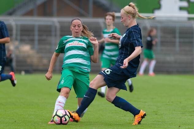 v.li.: Jessica Golebiewski (SV Werder Bremen, 21) im Zweikampf mit Meret Wittje (VfL Wolfsburg, 6), Fussball, Testspiel Frauen, VfL Wolfsburg - SV Werder Bremen, xobx