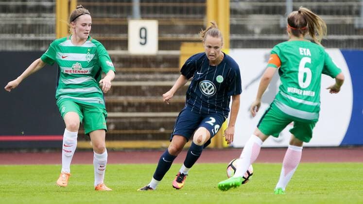 Fußball, Frauen, VfL Wolfsburg - SV Werder Bremen; Caroline Graham Hansen (Wolfsburg, 26) am ball. xtgx
