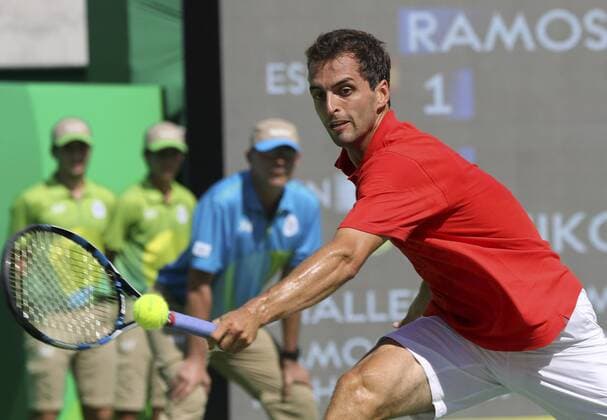 Spanish Albert Ramos returns the ball to Japanese Kei Nishikori during the men s tennis contest on the occasion of the Rio 2016 Olympic Games Olympische Spiele Olympia OS in Rio de Janeiro, Brazil, 06 August 2016. Olympic Games 2016 Road tennis !ACHTUNG: NUR REDAKTIONELLE NUTZUNG!  20160806-636061060840488828