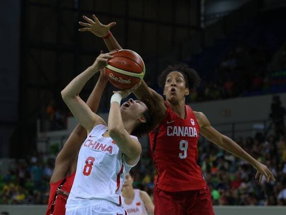 (160806) -- RIO DE JANEIRO, Aug. 6, 2016 -- Wu Di of China (C) competes during the preliminary round of women s basketball between China and Canada in Rio de Janeiro, Brazil, on Aug. 6, 2016. China lost with 68:90. )(dh) (SP)BRAZIL-RIO DE JANEIRO-OLYMPICS-WOMEN S BASKETBALL XuxZijian 