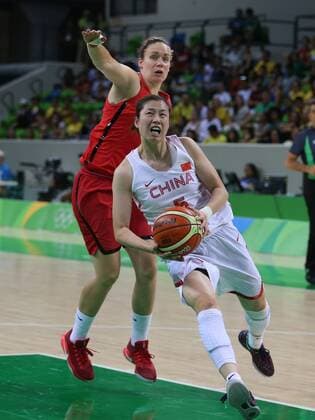 (160806) -- RIO DE JANEIRO, Aug. 6, 2016 -- Chen Xiaojia of China (front) controls the ball during the preliminary round of women s basketball between China and Canada in Rio de Janeiro, Brazil, on Aug. 6, 2016. China lost with 68:90. )(dh) (SP)BRAZIL-RIO DE JANEIRO-OLYMPICS-WOMEN S BASKETBALL XuxZijian 