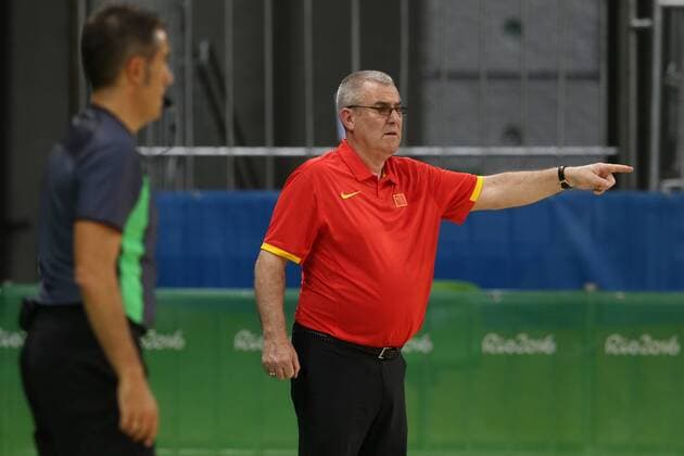 (160806) -- RIO DE JANEIRO, Aug. 6, 2016 -- Head coach of China Thomas Maher (R) gestures during the preliminary round of women s basketball between China and Canada in Rio de Janeiro, Brazil, on Aug. 6, 2016. China lost with 68:90. )(dh) (SP)BRAZIL-RIO DE JANEIRO-OLYMPICS-WOMEN S BASKETBALL XuxZijian 