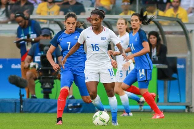 Rio 2016, Fußball, Damen, USA - Frankreich Olympics 2016 Football BH BELO HORIZONTE, MG - 06.08.2016: OLYMPICS 2016 FOOTBALL BH - Crystal DUNN, United States, is marked by Amel MAJRI, France, and the background Louisa Cadamuro, France, during the match between United States (USA) x France (FRA) at the Football Group G Olympic Women, the Olympics Rio 2016, held at the Mineirao Stadium in the host city Belo Horizonte, MG. (Photo: Dudu Macedo Fotoarena) x1172477x  DuduxMacedo
