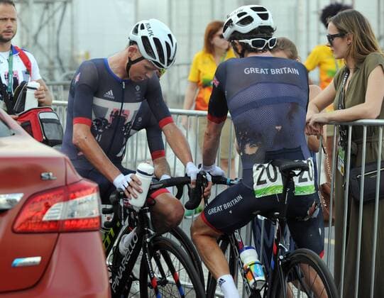 Rio 2016, Radsport, Straßenrennen Herren, Chris Froome enttäuscht Rio 2016 Summer Olympics - Day Four, Friday 6th August Mens Cycling Road race in Rio de Janeiro, Brazil A tired and dejected Chris Frome of Great Britain talks with team mate Geraint Thomas after the race at Copacabana beach. COLORSPORT ANDREW COWIE 