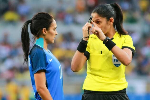 Rio 2016, Fußball, Damen, USA - Frankreich Olympics 2016 Football BH BELO HORIZONTE, MG - 06.08.2016: OLYMPICS 2016 FOOTBALL BH - The referee Claudia Umpierrez, talk with the player Louisa Cadamuro, France, during the match between United States (USA) x France (FRA) at the Football Group G Olympic Women, the 2016 Olympics held in Mineirao Stadium in the city -headquarters Belo Horizonte, MG. (Photo: Dudu Macedo Fotoarena) x1172585x  DuduxMacedo