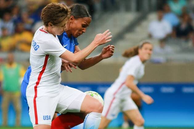 Rio 2016, Fußball, Damen, USA - Frankreich Olympics 2016 Football BH BELO HORIZONTE, MG - 06.08.2016: OLYMPICS 2016 FOOTBALL BH - Dispute between Kadidiatou DIANI, France, and Meghan KLINGENBERG, the United States, during the match between United States (USA) x France (FRA) at the Football Group G Olympic Women, the Olympics 2016 held in Mineirao Stadium in host city Belo Horizonte, MG. (Photo: Dudu Macedo Fotoarena) x1172594x  DuduxMacedo