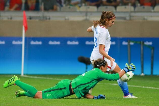 Rio 2016, Fußball, Damen, USA - Frankreich Olympics 2016 Football BH BELO HORIZONTE, MG - 06.08.2016: OLYMPICS 2016 FOOTBALL BH - Alex Morgan, the United States, tries to pass the golaira France, Sarah Bouhaddi during the match between United States (USA) x France (FRA) at the Football Group G Olympic Women, the 2016 Olympics held in Mineirao Stadium, the host city Belo Horizonte, MG. (Photo: Dudu Macedo Fotoarena) x1172597x  DuduxMacedo