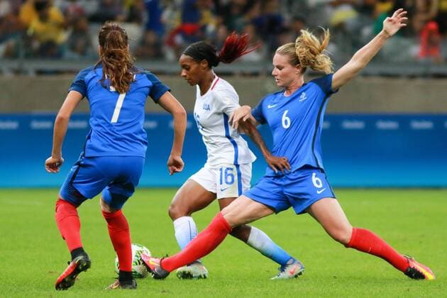 Rio 2016, Fußball, Damen, USA - Frankreich Olympics 2016 Football BH BELO HORIZONTE, MG - 06.08.2016: OLYMPICS 2016 FOOTBALL BH - Crystal DUNN, United States, is marked by Amandine Henry and Amel MAJRI, France, during the match between United States (USA) x France (FRA) at the Football Group G Olympic Women, the Olympics 2016 held in Stadium Mineirao, the host city Belo Horizonte, MG. (Photo: Dudu Macedo Fotoarena) x1172605x  DuduxMacedo