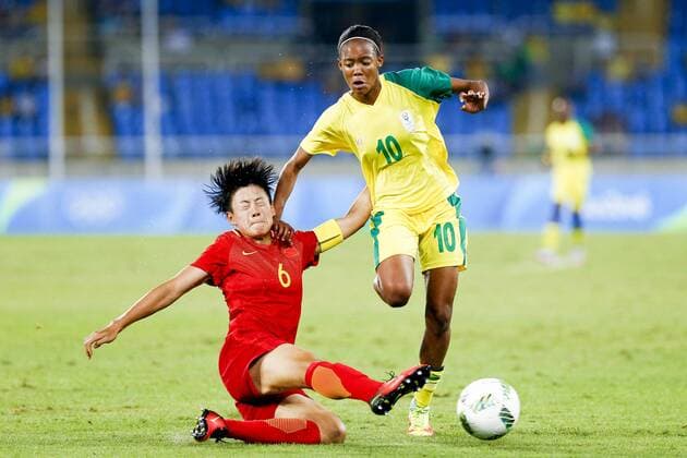 Rio 2016, Fußball, Damen, Südafrika - China Olympics 2016 Football RJ RIO DE JANEIRO, RJ - 06.08.2016: OLYMPICS 2016 FOOTBALL RJ - Li player China gives stand in Motlhalo player from South Africa during the dispute between South Africa (AFS) and China (CHI) Group E of the Olympic Women& 39ootball oll of the Rio 2016 Olympic Games Olympische Spiele Olympia OS held in the Olympic Stadium in the hosty Rio de January. (Photo: Mo: Marco Galvão Fotoarena) x1172681x  MarcoxGalv?o