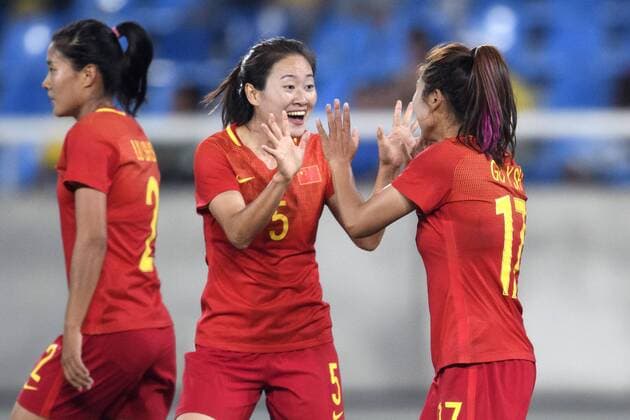 Rio 2016, Fußball, Damen, Südafrika - China 160806 China s Haiyan Wu mit Yasha Gu FUSSBALL Südafrika vs China Nationalteam 6 august 2016 OS i Rio de Janeiro.  Copyright: CARLxSANDIN BB160806CS041
