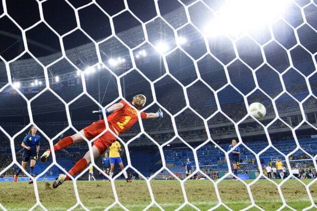 Rio 2016, Fußball, Damen, Brasilien - Schweden 160806 Brasilien s Beatriz SWE Hedvig Lindahl i FUSSBALL Brasilien vs Schweden Nationateam 6 august 2016 OS i Rio de Janeiro.  Copyright: CARLxSANDIN BB160806CS127