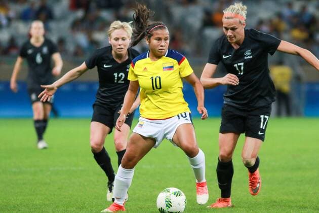 Rio 2016, Fußball, Damen, Kolumbien - Neuseeland Olympics 2016 Football BH BELO HORIZONTE, MG - 06.08.2016: OLYMPICS 2016 FOOTBALL BH - Leicy SANTOS, Colombia, is marked by Betsy Hassett and Hannah Wilkinson, of New Zealand, during the match between Colombia (COL) x New Zealand (NZL), the Football Group G Olympic Women, the Olympics 2016 held in Stadium Mineirao, the host city Belo Horizonte, MG. (Photo: Dudu Macedo Fotoarena) x1172697x DuduxMacedo