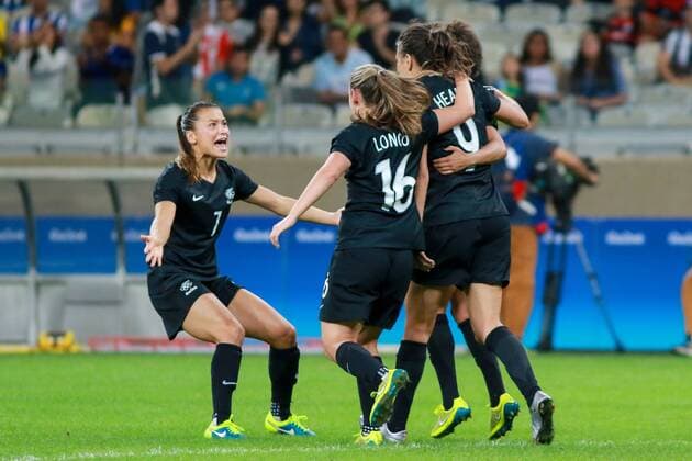 Rio 2016, Fußball, Damen, Kolumbien - Neuseeland Olympics 2016 Football BH BELO HORIZONTE, MG - 06.08.2016: OLYMPICS 2016 FOOTBALL BH - Players celebrate the first goal of New Zealand, marked by Amber HEARN, during the match between Colombia (COL) x New Zealand (NZL), the Football Group G Olympic Women, the 2016 Olympics held in Mineirao Stadium in town- headquarters Belo Horizonte, MG. (Photo: Dudu Macedo Fotoarena) x1172698x  DuduxMacedo