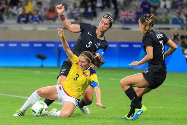 Rio 2016, Fußball, Damen, Kolumbien - Neuseeland Olympics 2016 Football BH BELO HORIZONTE, MG - 06.08.2016: OLYMPICS 2016 FOOTBALL BH - Natalia GAITAN, Colombia, is marked by Abby ERCEG and Ari RILEY, New Zealand, during the match between Colombia (COL) x New Zealand (NZL), the Football Group G Olympic Women, the 2016 Olympics, held at the Stadium Mineirao, the host city Belo Horizonte, MG. (Photo: Dudu Macedo Fotoarena) x1172820x DuduxMacedo