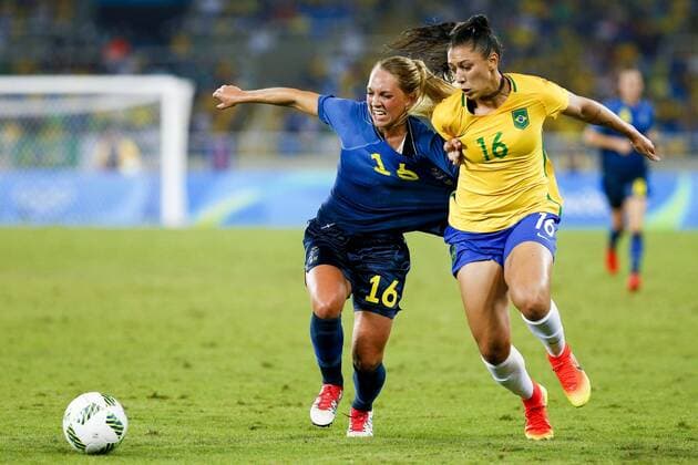Rio 2016, Fußball, Damen, Brasilien - Schweden Olympics 2016 Football RJ RIO DE JANEIRO, RJ - 06.08.2016: OLYMPICS 2016 FOOTBALL RJ - The Brazil Beatriz the player pulls the Rubensson player from Sweden during the dispute between Brazil (BRA) and Sweden (SWE) Group E of the Olympic Women& 39;otball oll of the Rio 2016 Olympic Games Olympische Spiele Olympia OS held in the Olympic Stadium in the host city Rio de Janeiro. (Photo: Marco Galvão Fotoarena) x1172958x  MarcoxGalv?o