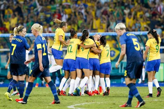 Rio 2016, Fußball, Damen, Brasilien - Schweden Olympics 2016 Football RJ RIO DE JANEIRO, RJ - 06.08.2016: OLYMPICS 2016 FOOTBALL RJ - Celebration of the fifth goal scored by Brazil Beatriz during the dispute between Brazil (BRA) and Sweden (SWE) Group E of the Olympic Women& 3Football oll of the Rio 2016 Olympic Games Olympische Spiele Olympia OS held in the Olympic Sum in the host city Rio de Janeiro. (Photo: to: Marco Galvão Fotoarena) x1173000x  MarcoxGalv?o