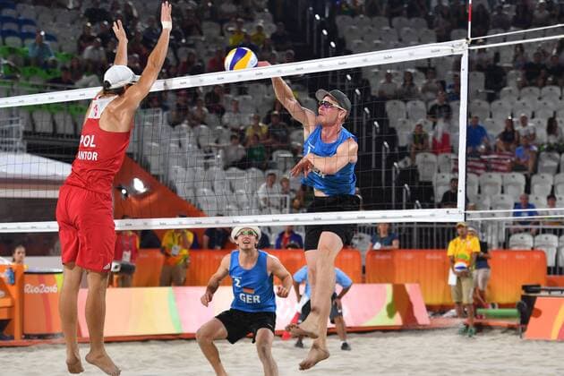 Rio 2016, Beachvolleyball, Böckermann und Flüggen verlieren Auftaktmatch Markus Boeckermann am Ball) und Lars Flueggen (GER),Aktion. Beachvolleyball der Maenner am 06.08.2016,Beachvolleyball Stadion, Copacabana. Olympische Sommerspiele 2016, vom 05.08. - 21.08.2016 in Rio de Janeiro Brasilien.