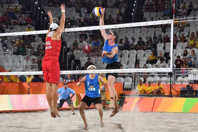 Rio 2016, Beachvolleyball, Böckermann und Flüggen verlieren Auftaktmatch Markus Boeckermann am Ball) und Lars Flueggen (GER),Aktion. Beachvolleyball der Maenner am 06.08.2016,Beachvolleyball Stadion, Copacabana. Olympische Sommerspiele 2016, vom 05.08. - 21.08.2016 in Rio de Janeiro Brasilien.
