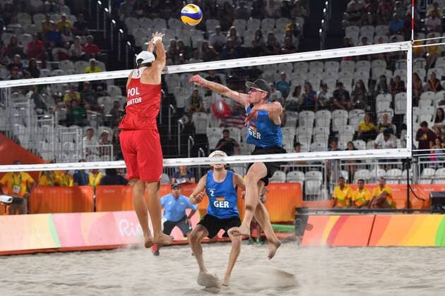 Rio 2016, Beachvolleyball, Böckermann und Flüggen verlieren Auftaktmatch Markus Boeckermann am Ball) und Lars Flueggen (GER),Aktion. Beachvolleyball der Maenner am 06.08.2016,Beachvolleyball Stadion, Copacabana. Olympische Sommerspiele 2016, vom 05.08. - 21.08.2016 in Rio de Janeiro Brasilien.