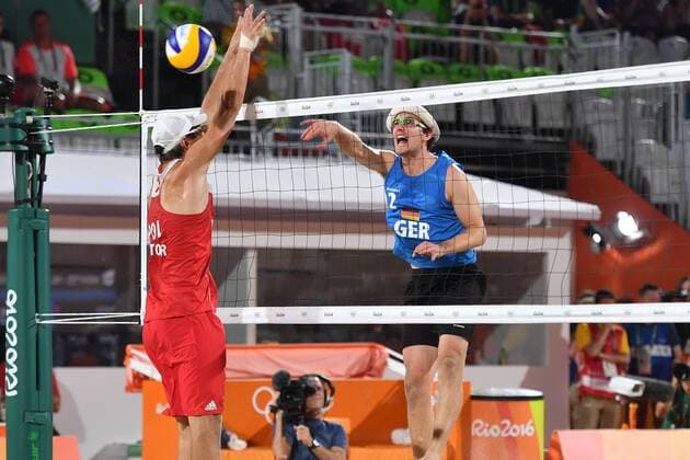 Rio 2016, Beachvolleyball, Böckermann und Flüggen verlieren Auftaktmatch Lars Flueggen (GER,am Ball), Markus Boeckermann ,Aktion. Beachvolleyball der Maenner am 06.08.2016,Beachvolleyball Stadion, Copacabana. Olympische Sommerspiele 2016, vom 05.08. - 21.08.2016 in Rio de Janeiro Brasilien.
