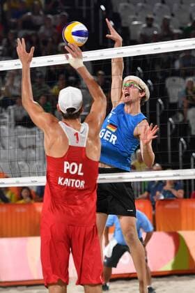 Rio 2016, Beachvolleyball, Böckermann und Flüggen verlieren Auftaktmatch Lars Flueggen (GER,am Ball), Markus Boeckermann ,Aktion. Beachvolleyball der Maenner am 06.08.2016,Beachvolleyball Stadion, Copacabana. Olympische Sommerspiele 2016, vom 05.08. - 21.08.2016 in Rio de Janeiro Brasilien.