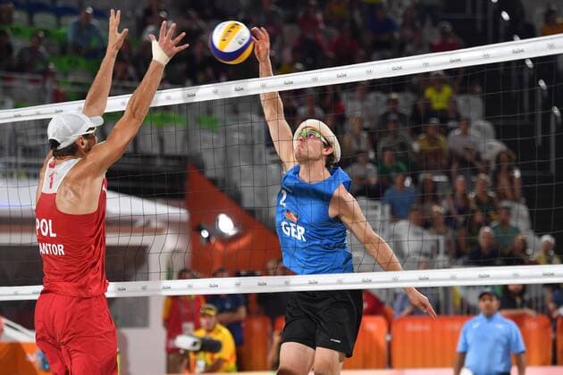 Rio 2016, Beachvolleyball, Böckermann und Flüggen verlieren Auftaktmatch Lars Flueggen (GER,am Ball), Markus Boeckermann ,Aktion. Beachvolleyball der Maenner am 06.08.2016,Beachvolleyball Stadion, Copacabana. Olympische Sommerspiele 2016, vom 05.08. - 21.08.2016 in Rio de Janeiro Brasilien.