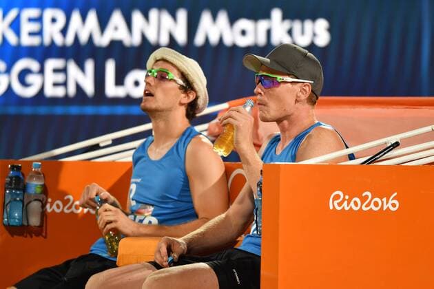 Rio 2016, Beachvolleyball, Böckermann und Flüggen verlieren Auftaktmatch v.re:Markus Boeckermann,Lars Flueggen (GER),waehrend einer Spielpause. Beachvolleyball der Maenner am 06.08.2016,Beachvolleyball Stadion, Copacabana. Olympische Sommerspiele 2016, vom 05.08. - 21.08.2016 in Rio de Janeiro Brasilien.