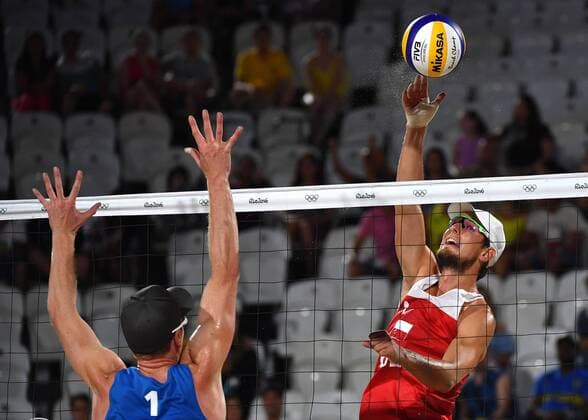 Rio 2016, Beachvolleyball, Böckermann und Flüggen verlieren Auftaktmatch Poland s Piotr Kantor hits the ball against Germany s Marcus Bockermann in their preliminary Beach volleyball Beachvolleyball game at the 2016 Rio Summer Olympics in Rio de Janeiro, Brazil, August 6, 2016.  OLY20160806360 KEVINxDIETSCH