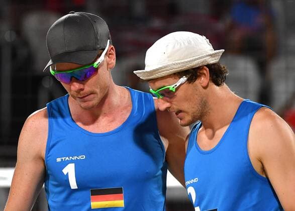 Rio 2016, Beachvolleyball, Böckermann und Flüggen verlieren Auftaktmatch German s Marcus Bockermann (L) and Lars Fluggen talk after being scored on by Poland in their preliminary Beach volleyball Beachvolleyball game at the 2016 Rio Summer Olympics in Rio de Janeiro, Brazil, August 6, 2016.  OLY20160806363 KEVINxDIETSCH