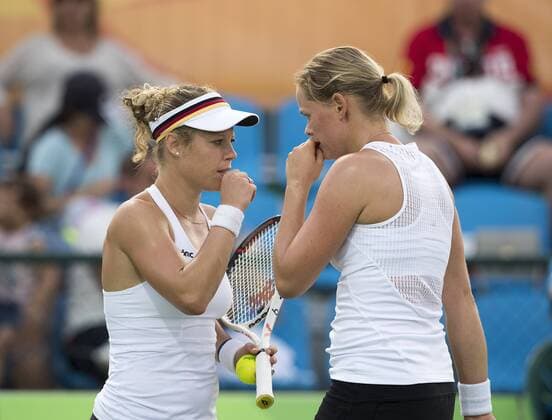 Laura SIEGEMUND, links, und Anna-Lena GROENEFELD, Grönefeld, GER, enttaeuscht, enttäuscht, Enttäuschung, Enttaeuschung Tennis Doppel der Frauen, Women s Doubles First Round KASATKINA Daria KUZNETSOVA Svetlana, RUS vs GROENEFELD Anna-Lena SIEGEMUND Laura, GER 2:0 am 06.08.2016 Olympische Sommerspiele 2016, vom 05.08. - 21.08.2016 in Rio de Janeiro Brasilien.