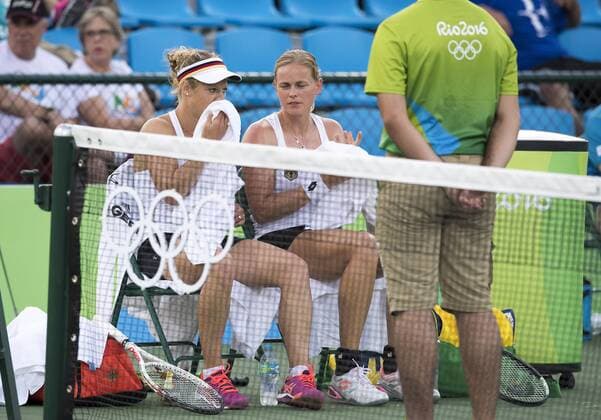 Laura SIEGEMUND, links, und Anna-Lena GROENEFELD, Grönefeld, GER, enttaeuscht, enttäuscht, Enttäuschung, Enttaeuschung, sitzen auf der Bank, Tennis Doppel der Frauen, Women s Doubles First Round KASATKINA Daria KUZNETSOVA Svetlana, RUS vs GROENEFELD Anna-Lena SIEGEMUND Laura, GER 2:0 am 06.08.2016 Olympische Sommerspiele 2016, vom 05.08. - 21.08.2016 in Rio de Janeiro Brasilien.
