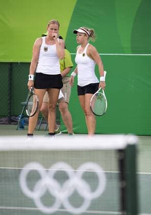 Laura SIEGEMUND, rechts, und Anna-Lena GROENEFELD, Grönefeld, GER, enttaeuscht, enttäuscht, Enttäuschung, Enttaeuschung Tennis Doppel der Frauen, Women s Doubles First Round KASATKINA Daria KUZNETSOVA Svetlana, RUS vs GROENEFELD Anna-Lena SIEGEMUND Laura, GER 2:0 am 06.08.2016 Olympische Sommerspiele 2016, vom 05.08. - 21.08.2016 in Rio de Janeiro Brasilien.
