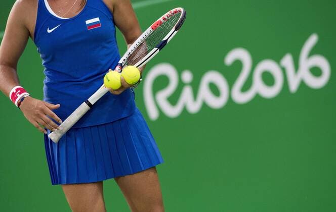 Daria KASATKINA, RUS, allgemein, Feature, Randmotiv, Detail, Schlaeger, Baelle und der Schriftzug Rio 2016, Tennis Doppel der Frauen, Women s Doubles First Round KASATKINA Daria KUZNETSOVA Svetlana, RUS vs GROENEFELD Anna-Lena SIEGEMUND Laura, GER 2:0 am 06.08.2016 Olympische Sommerspiele 2016, vom 05.08. - 21.08.2016 in Rio de Janeiro Brasilien.