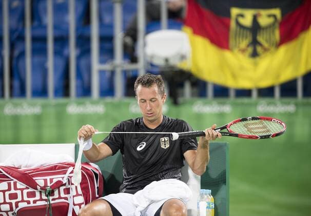 Philipp KOHLSCHREIBER, GER, sitzt auf der Bank und repariert seinen Tennisschlaeger, TENNIS Einzel der Maenner, erste Runde, Men s Singles First Round Philipp KOHLSCHREIBER, GER vs Guido PELLA, ARG 2:1 am 06.08.2016 Olympische Sommerspiele 2016, vom 05.08. - 21.08.2016 in Rio de Janeiro Brasilien.