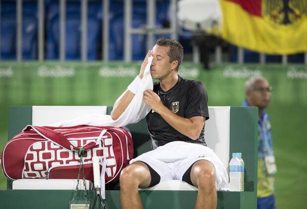 Philipp KOHLSCHREIBER, GER, sitzt auf der Bank und wischt sich Schweiss ab, TENNIS Einzel der Maenner, erste Runde, Men s Singles First Round Philipp KOHLSCHREIBER, GER vs Guido PELLA, ARG 2:1 am 06.08.2016 Olympische Sommerspiele 2016, vom 05.08. - 21.08.2016 in Rio de Janeiro Brasilien.